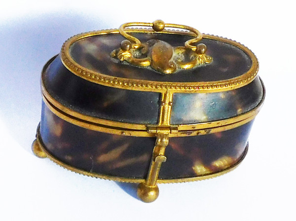 Coffret Nécessaire De Couture écaille De Tortue laiton XIXe ciseaux dé étui aiguille pomponne