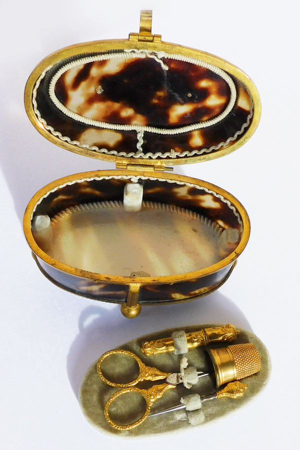 Coffret Nécessaire De Couture écaille De Tortue laiton XIXe ciseaux dé étui aiguille pomponne