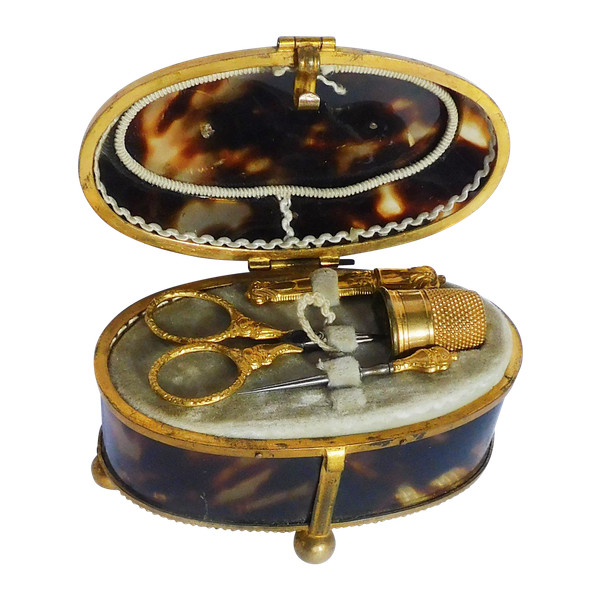 Coffret Nécessaire De Couture écaille De Tortue laiton XIXe ciseaux dé étui aiguille pomponne