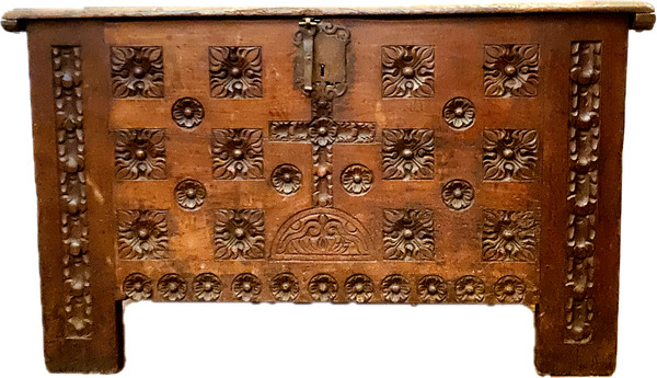 Coffre ancien de style Renaissance en chêne sculpté XVIII siècle
