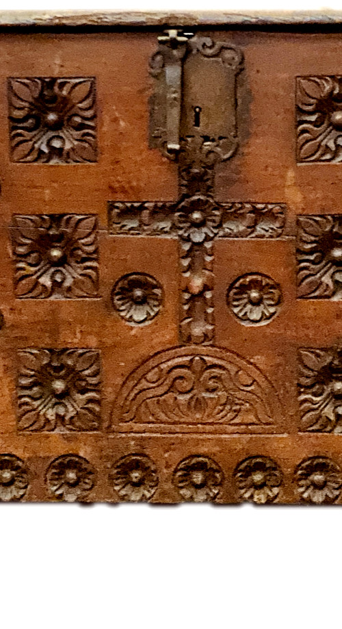 Coffre ancien de style Renaissance en chêne sculpté XVIII siècle