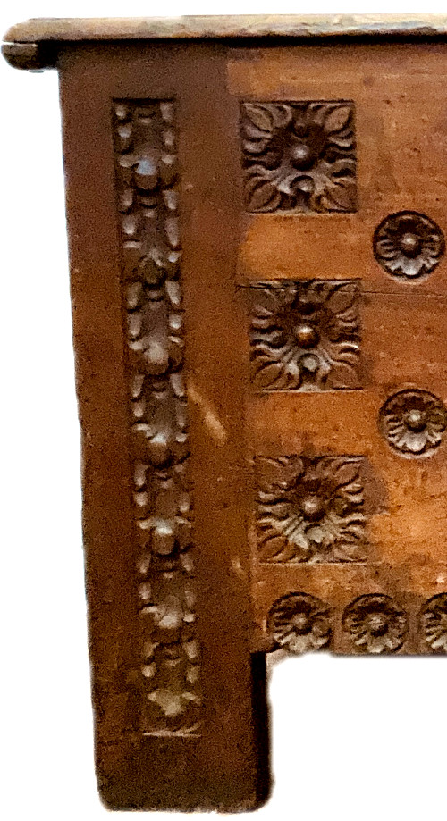 Coffre ancien de style Renaissance en chêne sculpté XVIII siècle