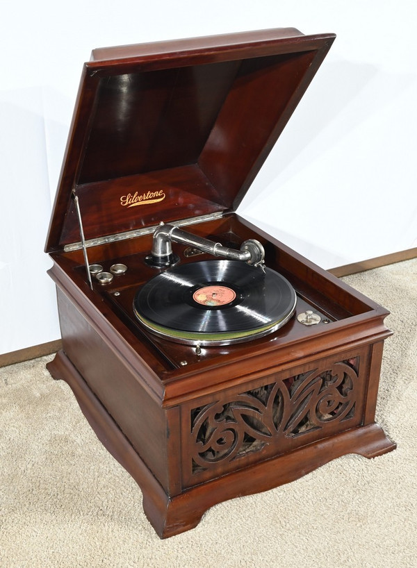 Phonographe Silvertone Model VII en Acajou – 1920
