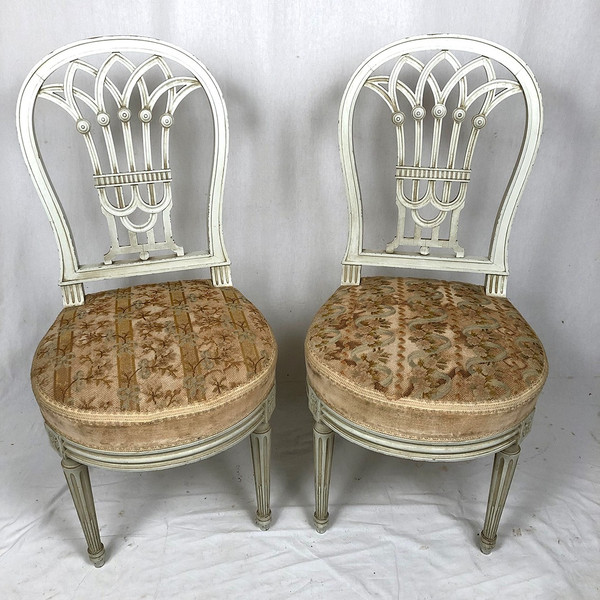 Paire de chaises en bois laqué blanc de style Louis XVI, XXe
