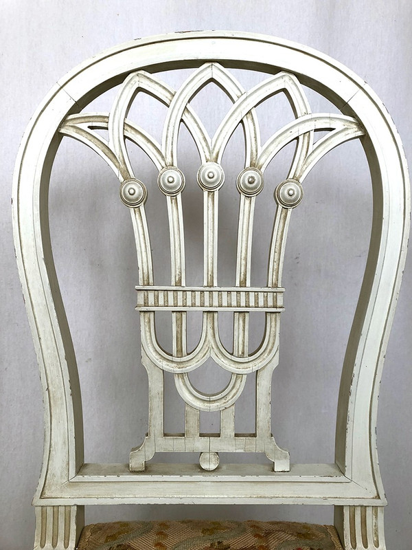 Paire de chaises en bois laqué blanc de style Louis XVI, XXe