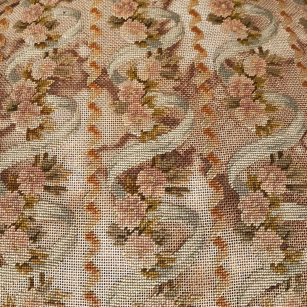 Paire de chaises en bois laqué blanc de style Louis XVI, XXe