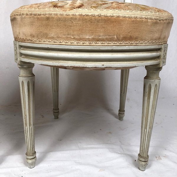 Paire de chaises en bois laqué blanc de style Louis XVI, XXe