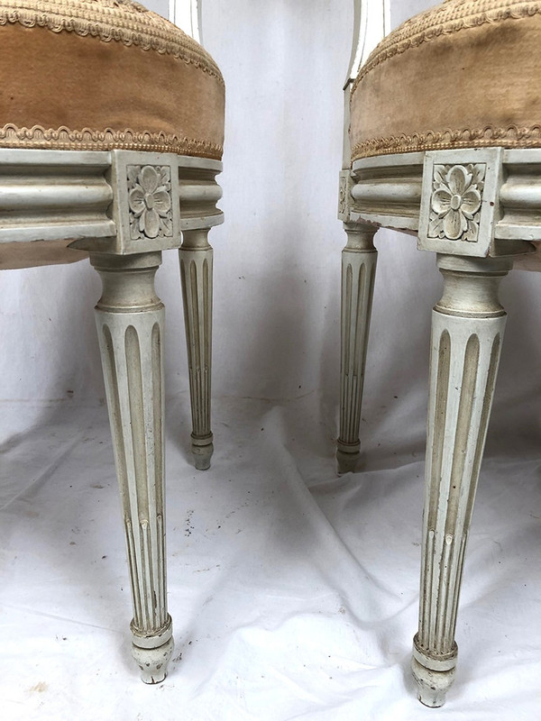Paire de chaises en bois laqué blanc de style Louis XVI, XXe