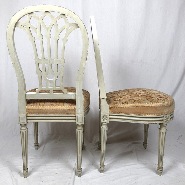 Paire de chaises en bois laqué blanc de style Louis XVI, XXe