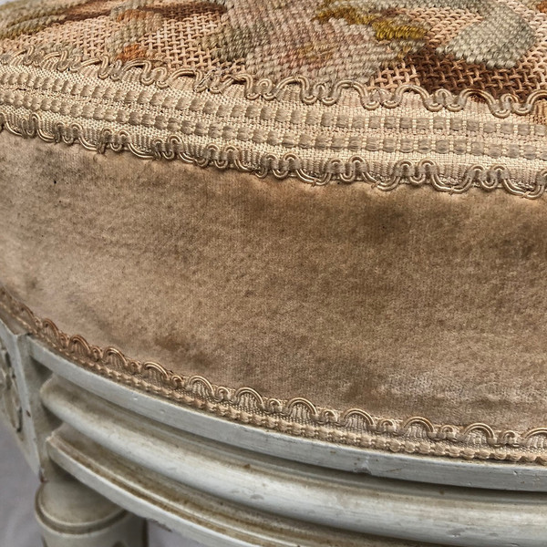 Paire de chaises en bois laqué blanc de style Louis XVI, XXe