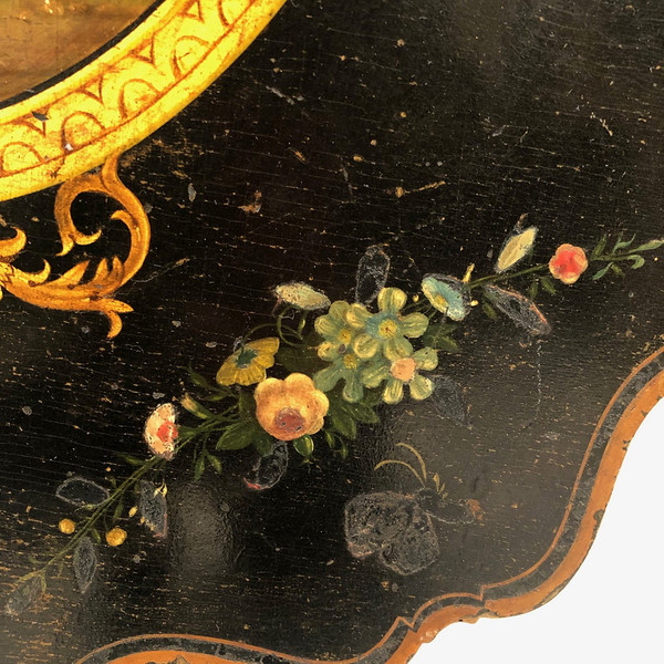 Guéridon basculant à plateau chantourné décoré d’un médaillon central peint, époque Napoléon III