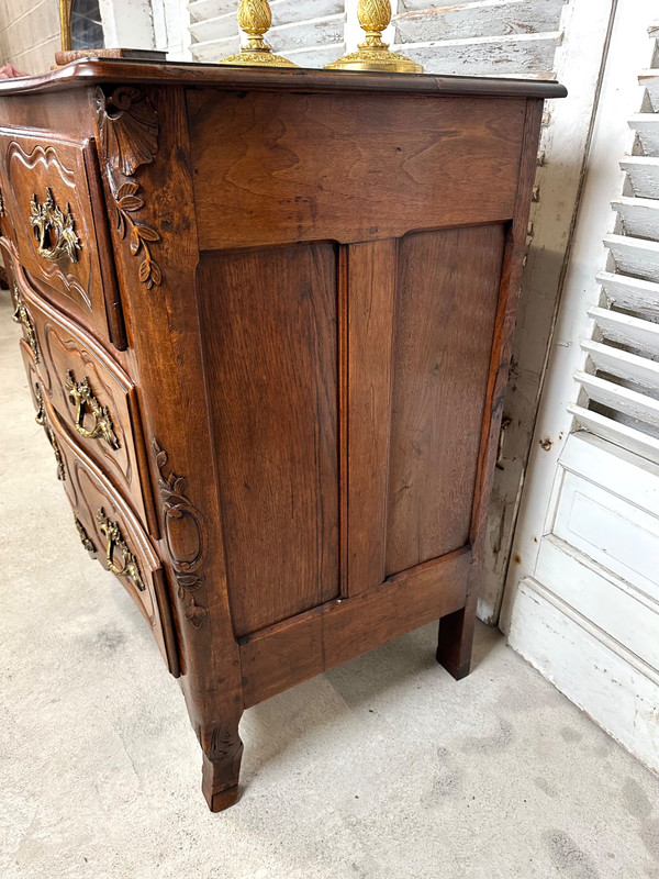 Commode lyonnaise en noyer XVIIIème siècle 