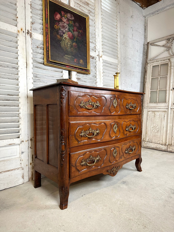 Commode lyonnaise en noyer XVIIIème siècle 