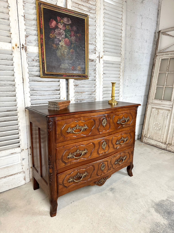 Commode lyonnaise en noyer XVIIIème siècle 