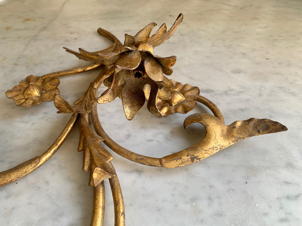 Decorazione da parete in metallo dorato