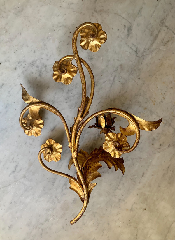 Decorazione da parete in metallo dorato