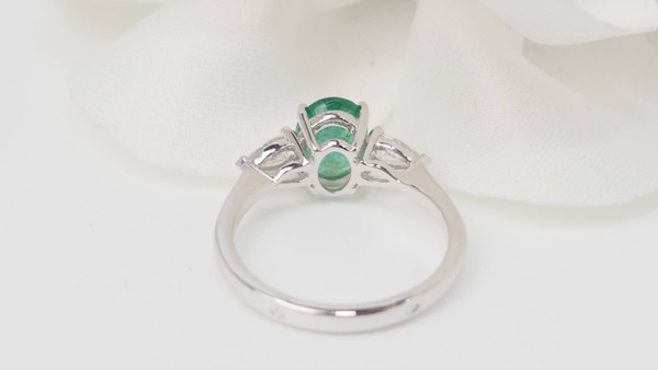 White gold, emerald and diamond ring