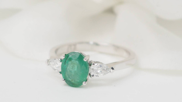 White gold, emerald and diamond ring
