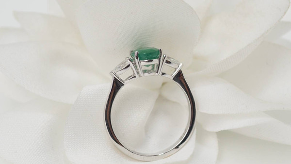 White gold, emerald and diamond ring