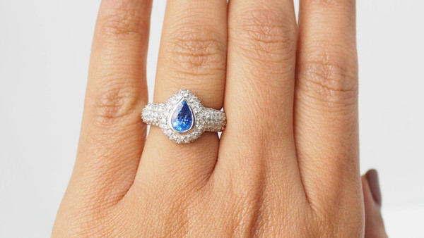 Bague en or blanc, saphir de Ceylan et diamants