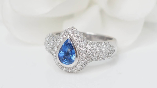 Bague en or blanc, saphir de Ceylan et diamants