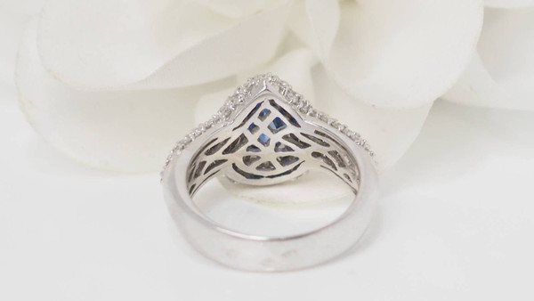 Bague en or blanc, saphir de Ceylan et diamants