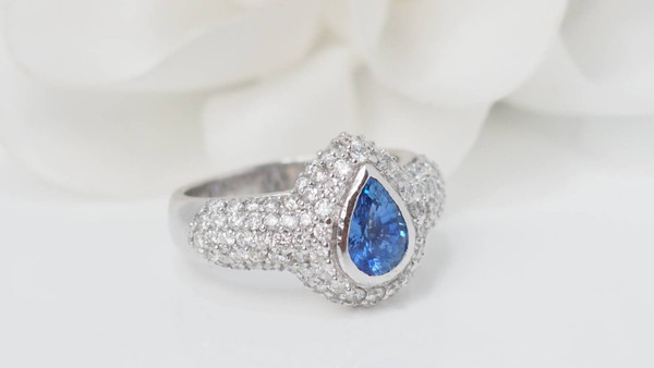 Bague en or blanc, saphir de Ceylan et diamants