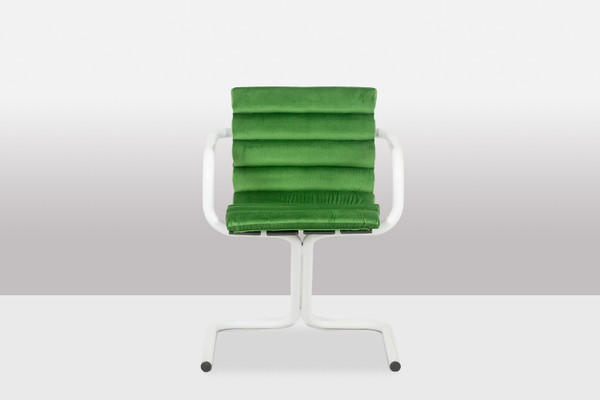 Serie di 6 poltrone in metallo laccato bianco e velluto. Anni '70.