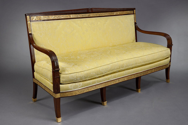 Salon en acajou comprenant quatre fauteuils, deux bergères et un canapé