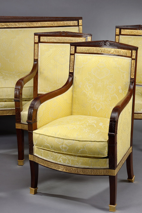 Salon en acajou comprenant quatre fauteuils, deux bergères et un canapé