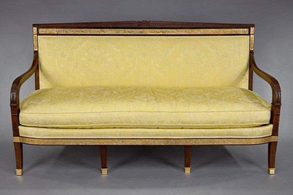 Salon en acajou comprenant quatre fauteuils, deux bergères et un canapé