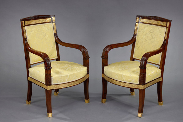 Salon en acajou comprenant quatre fauteuils, deux bergères et un canapé