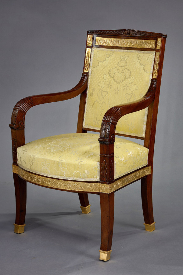 Salon en acajou comprenant quatre fauteuils, deux bergères et un canapé