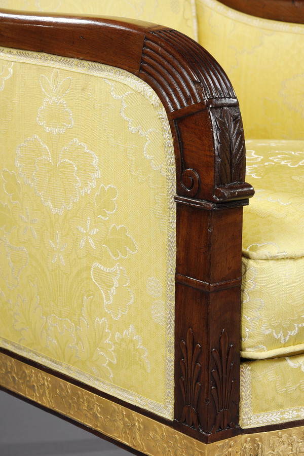Salon en acajou comprenant quatre fauteuils, deux bergères et un canapé