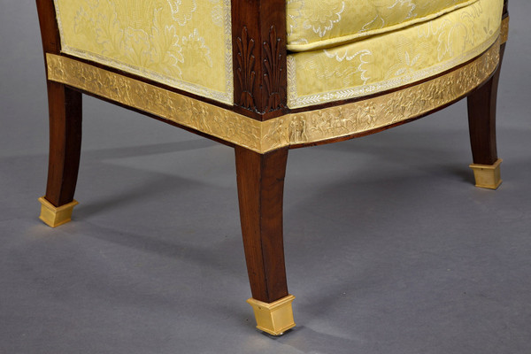Salon en acajou comprenant quatre fauteuils, deux bergères et un canapé