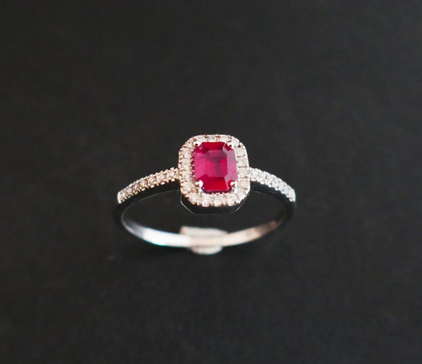 Anello con rubino e diamanti circondati.