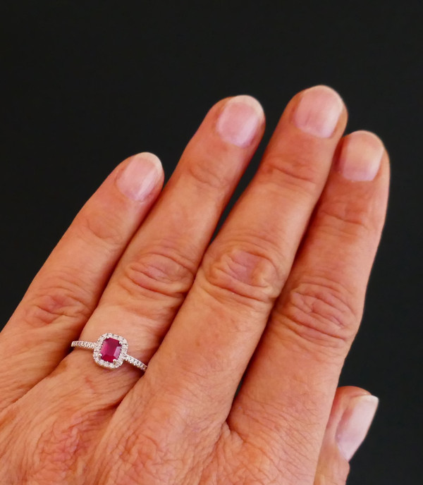 Anello con rubino e diamanti circondati.