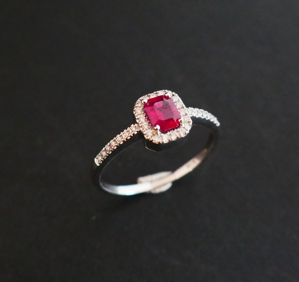 Anello con rubino e diamanti circondati.