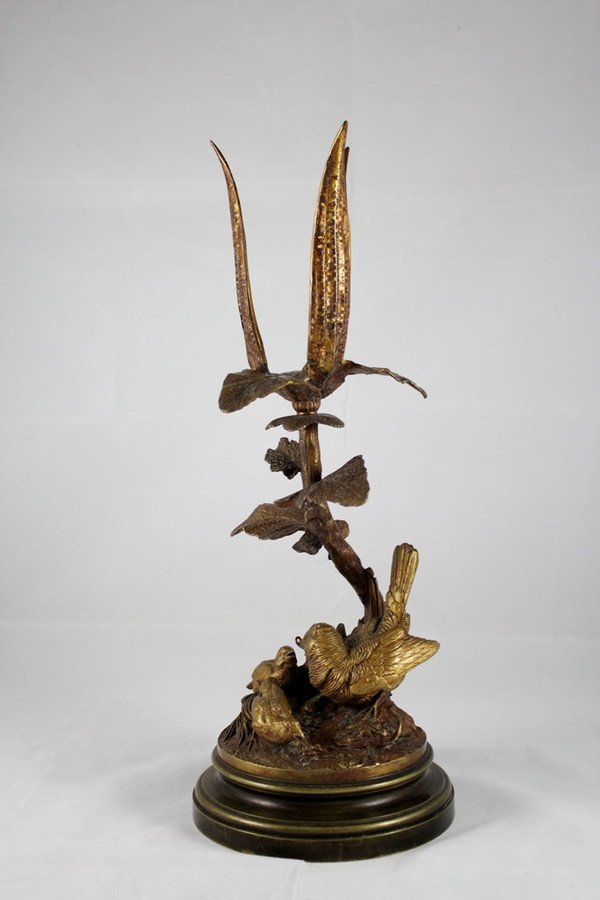 Scultura portacandele in bronzo 'Perdice che dà da mangiare alle sue pernici' fine XIX secolo