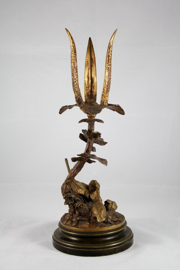 Scultura portacandele in bronzo 'Perdice che dà da mangiare alle sue pernici' fine XIX secolo