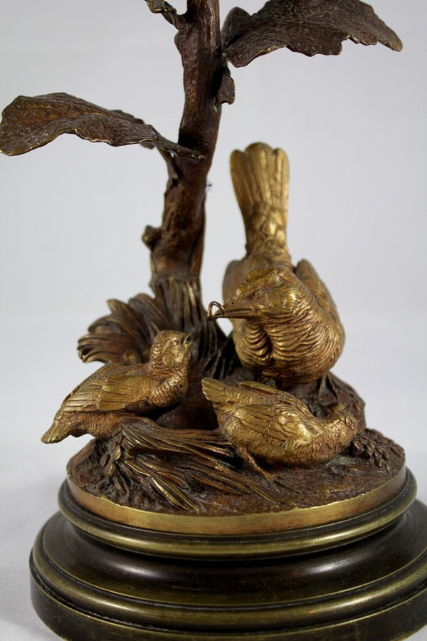 Scultura portacandele in bronzo 'Perdice che dà da mangiare alle sue pernici' fine XIX secolo