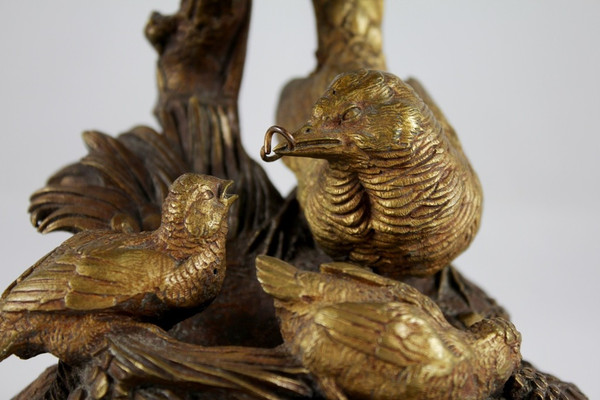 Scultura portacandele in bronzo 'Perdice che dà da mangiare alle sue pernici' fine XIX secolo