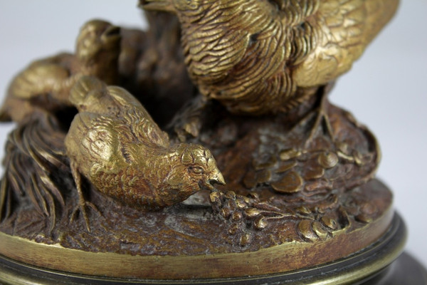 Scultura portacandele in bronzo 'Perdice che dà da mangiare alle sue pernici' fine XIX secolo