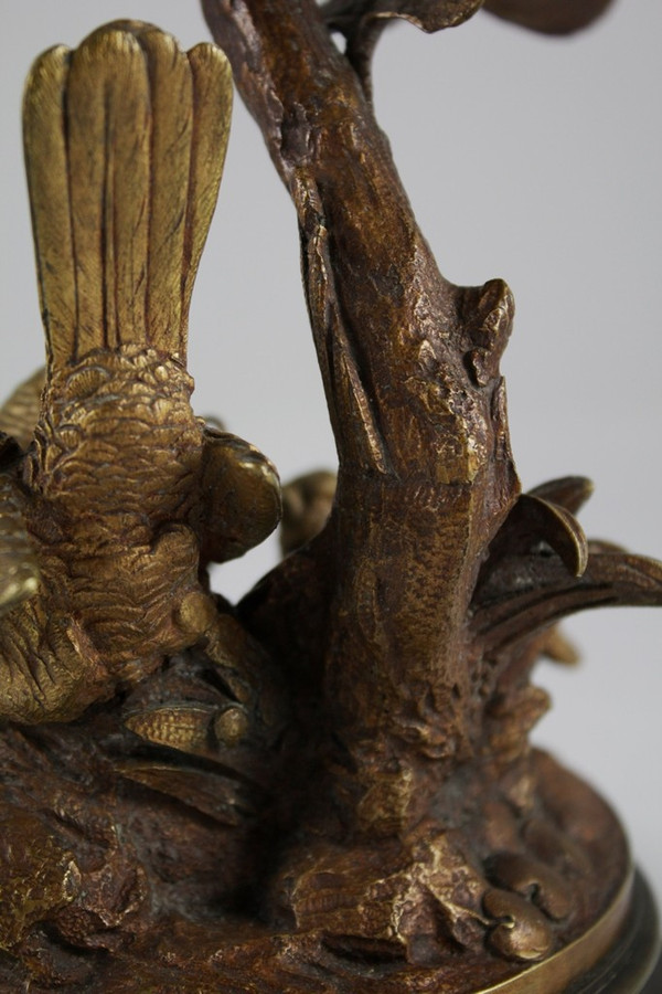 Scultura portacandele in bronzo 'Perdice che dà da mangiare alle sue pernici' fine XIX secolo