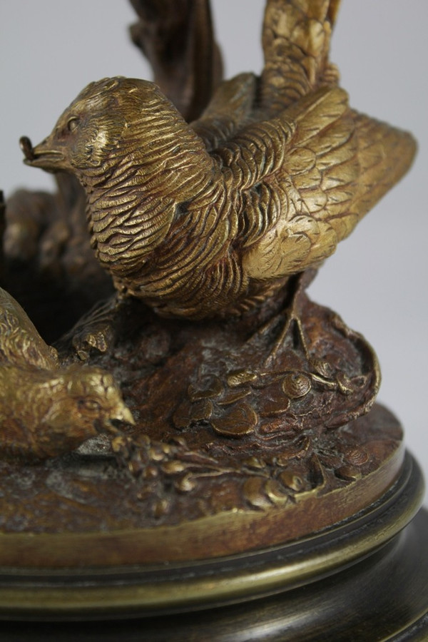 Scultura portacandele in bronzo 'Perdice che dà da mangiare alle sue pernici' fine XIX secolo