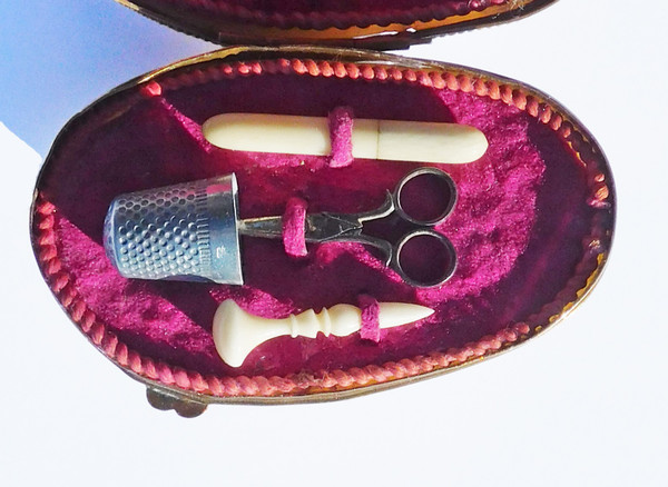 Miniatur-Nähset für eine Puppe aus Perlmuttmuschel aus dem 19. Jahrhundert