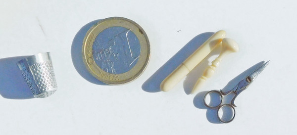 Miniatur-Nähset für eine Puppe aus Perlmuttmuschel aus dem 19. Jahrhundert