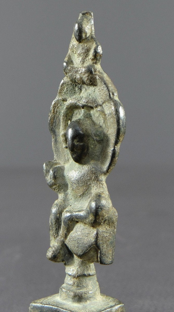 Chine , Dynastie Wei Du Nord (386-534), Rare Petit Autel En Bronze De Kwan Yin Repos Royal. 