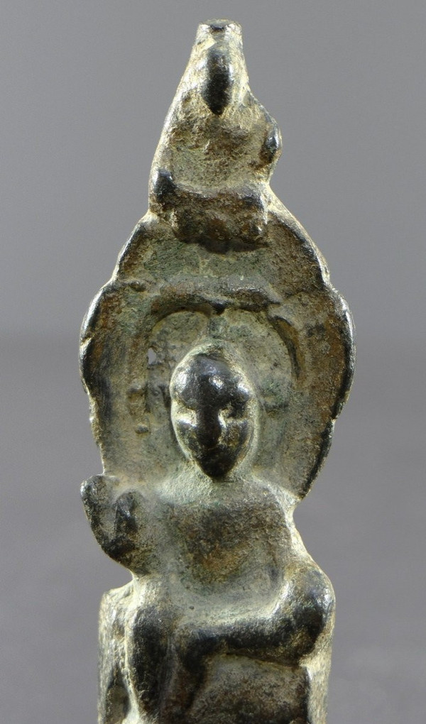 Chine , Dynastie Wei Du Nord (386-534), Rare Petit Autel En Bronze De Kwan Yin Repos Royal. 