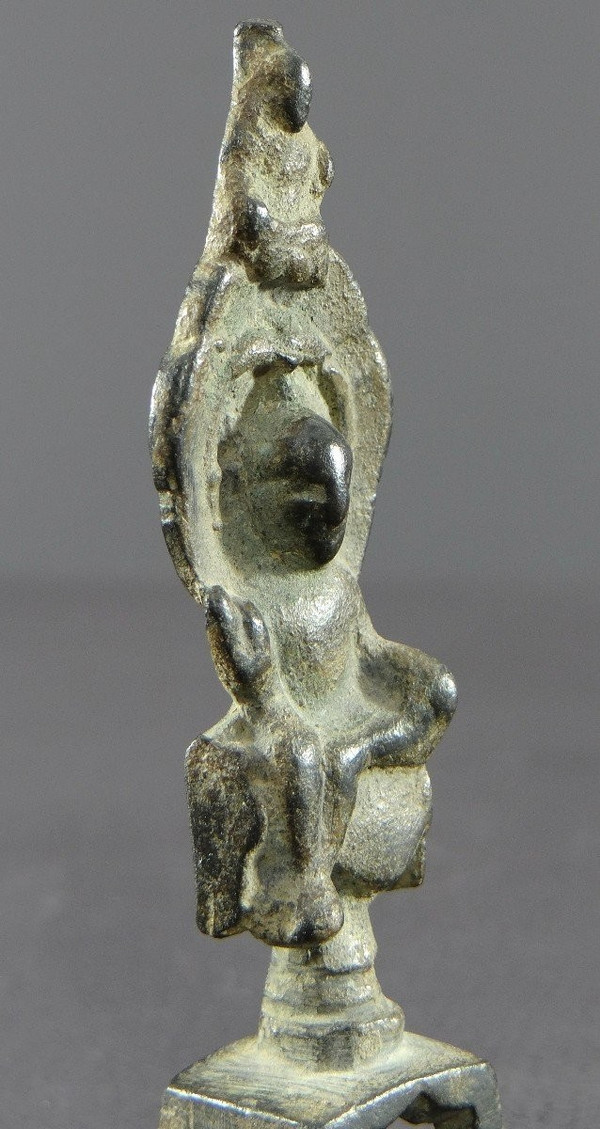 Chine , Dynastie Wei Du Nord (386-534), Rare Petit Autel En Bronze De Kwan Yin Repos Royal. 